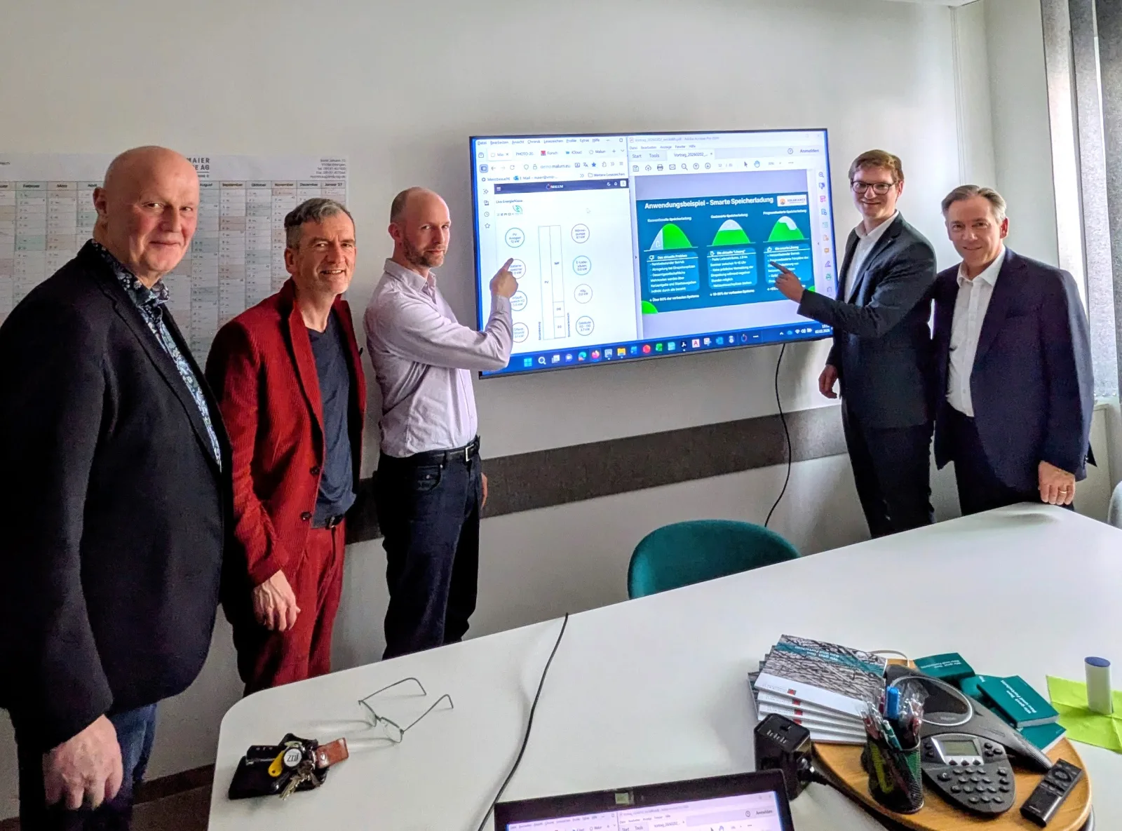 Landrat Alexander Tritthart, Oliver Mönius (Solariance GmbH), Dr. Lennart Böse (Malum GmbH), Dr. Thomas Maier (VMB AG) und Bürgermeister Gerald Brehm bei der Präsentation zum zerokWh-Projekt