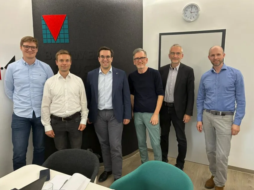 Gruppenbild mit MdB Dr. Konrad Körner beim ZeroKWh-Standort in Höchstadt